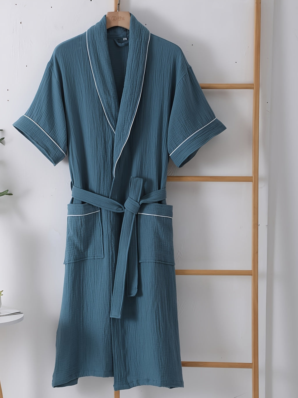 Women's short bathrobe
