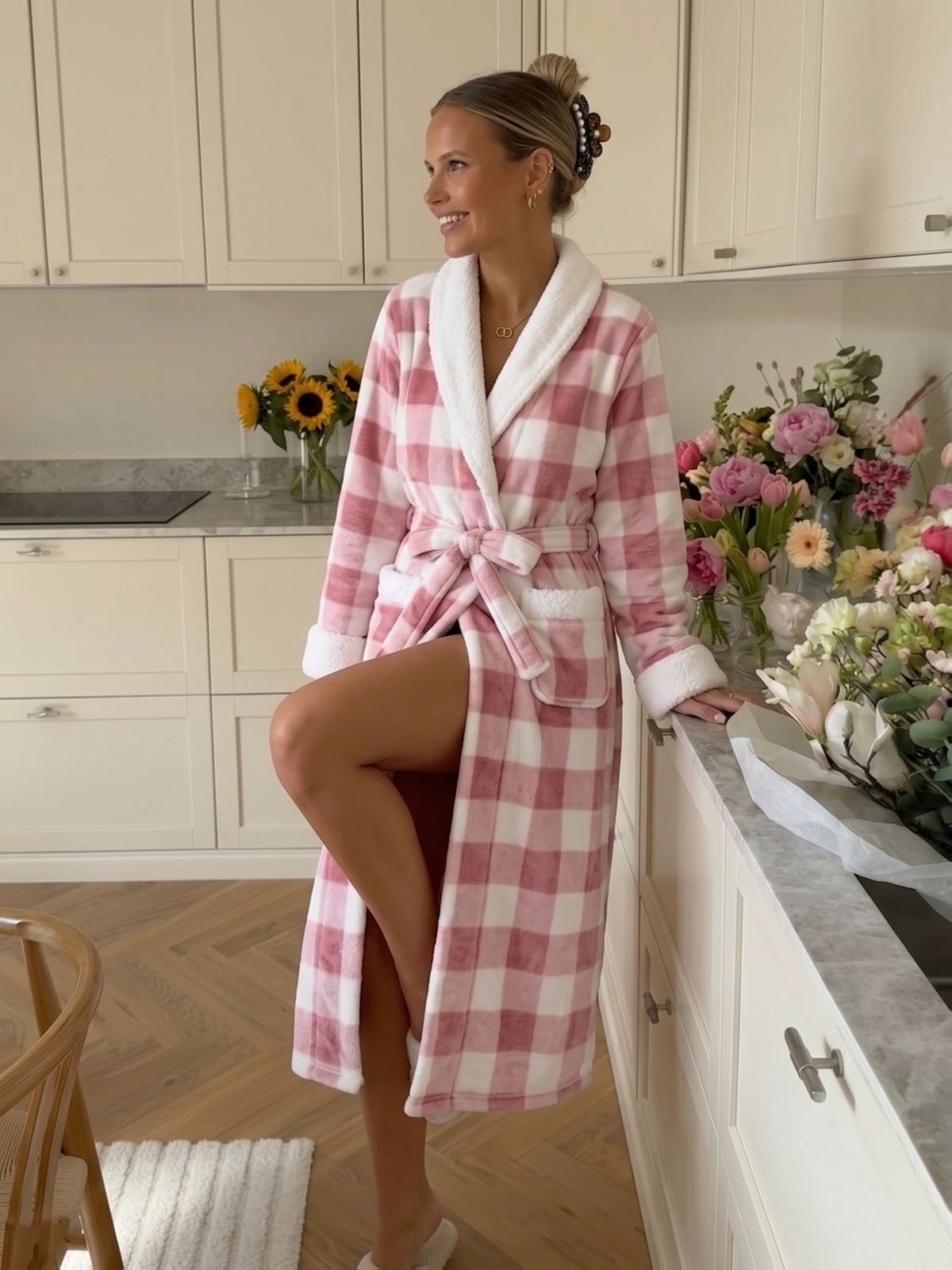 Women's pink checked plush dressing gown Image