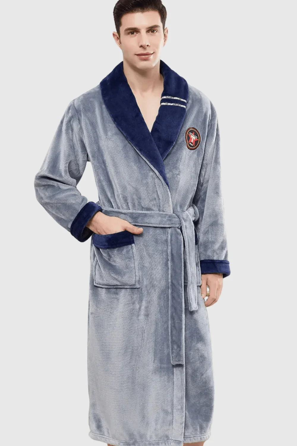Peignoir de bain homme col châle avec écusson brodé — coloris gris