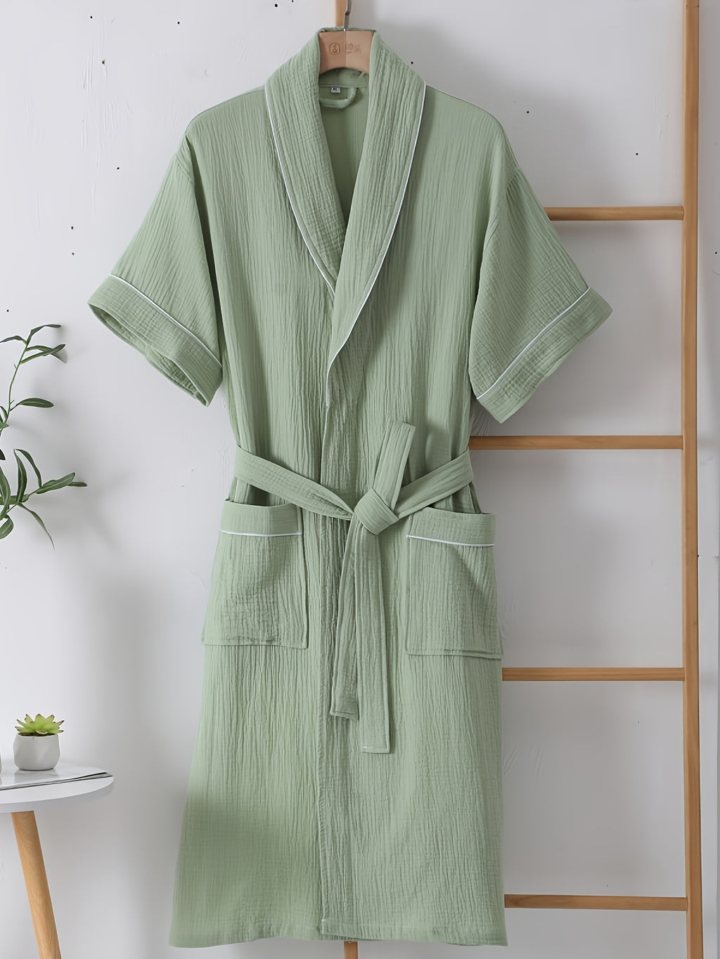 Women's short bathrobe