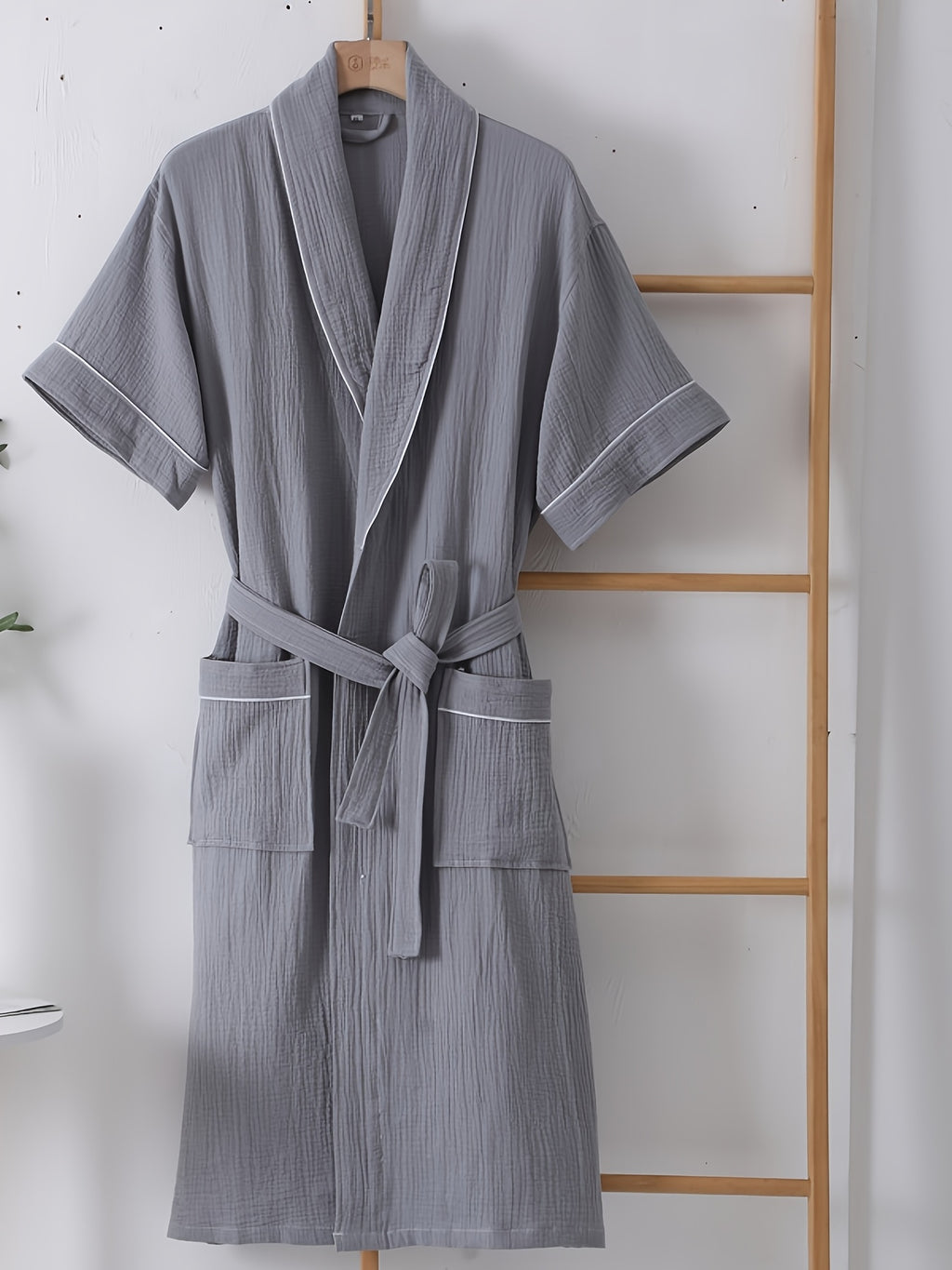 Women's short bathrobe